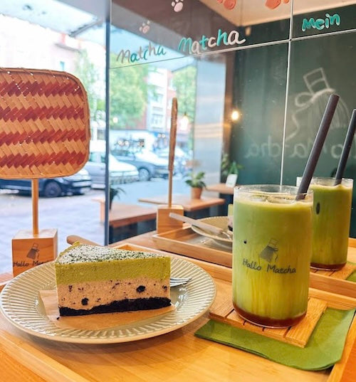 2 Gläser Matcha in einem Café